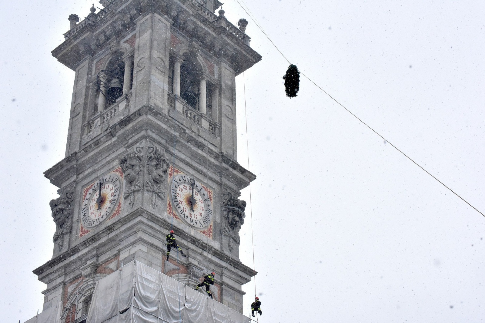 Varese, la corona dell'Immacolata in cima al campanile  La Prealpina - Quotidiano  storico di Varese, Altomilanese e Vco.