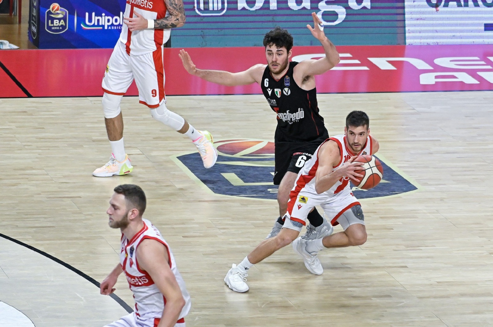 Basket, Virtus Bologna-Varese 98-82: il successo vale il secondo posto  dietro Milano