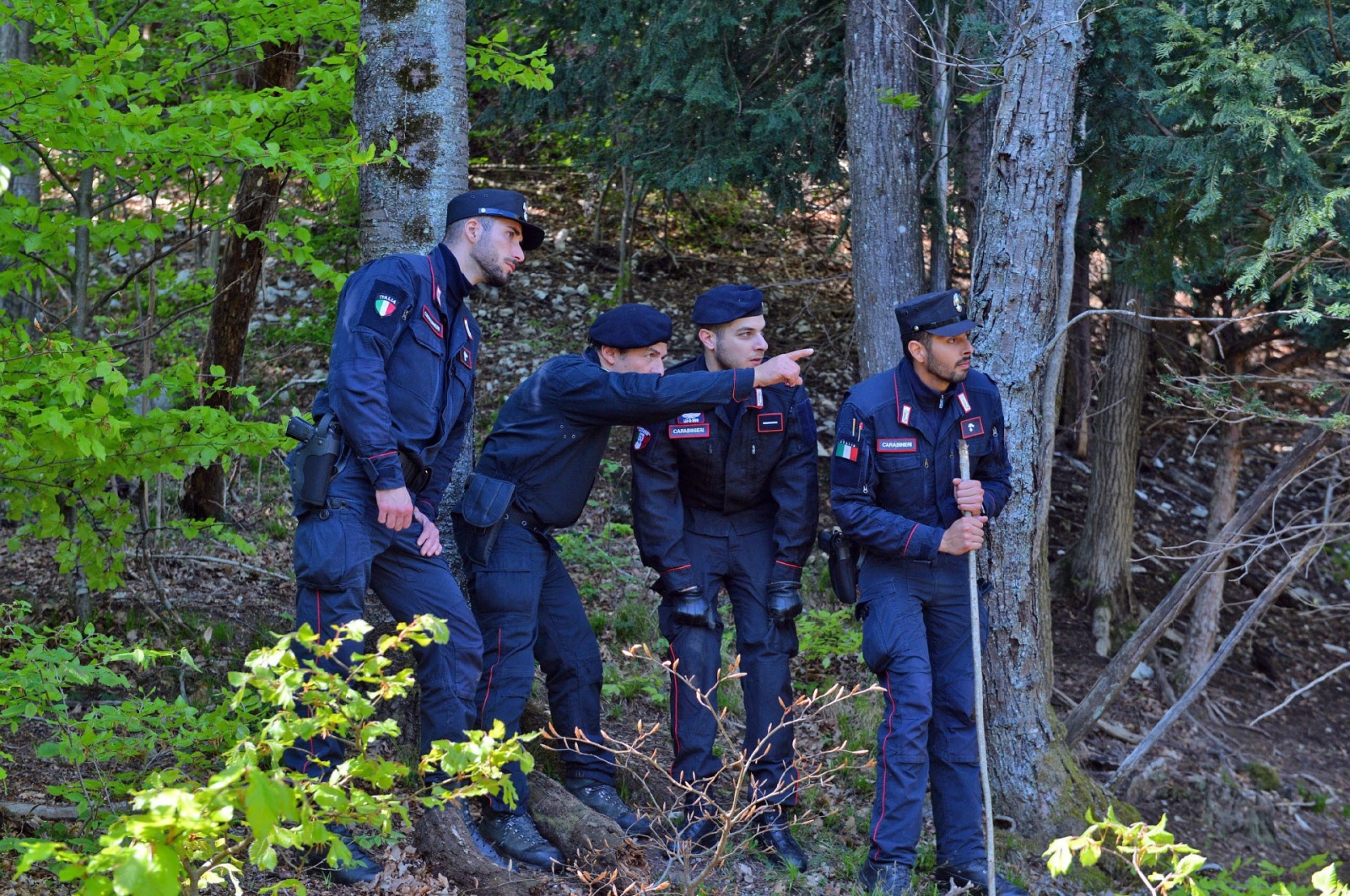 VALGANNA SAN GEMOLO OPERAZIONE ANTIBIVACCHI SPACCIATORI NEI BOSCHI, CARABINIERI COMPAGNIA LUINO, STAZIONE CUVIO E FORESTALI CUNARDO COORDINATI DAL CAPITANO ALESSANDRO VOLPINI, LUOGOTENENTE CARIOLA, MARESCIALLO CAPO SALVADORI E MARESCIALLO DI NISIO