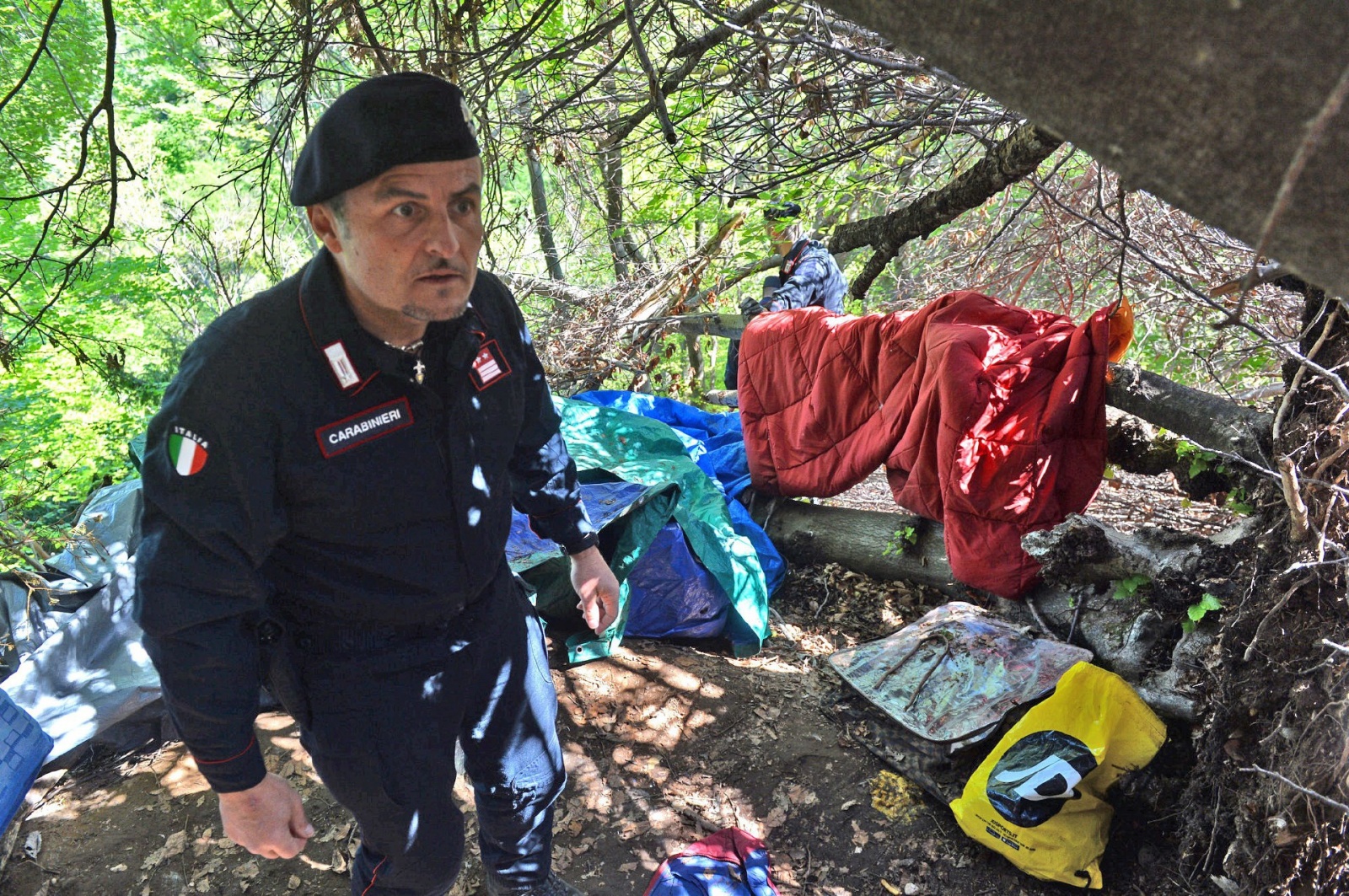 VALGANNA SAN GEMOLO OPERAZIONE ANTIBIVACCHI SPACCIATORI NEI BOSCHI, CARABINIERI COMPAGNIA LUINO, STAZIONE CUVIO E FORESTALI CUNARDO COORDINATI DAL CAPITANO ALESSANDRO VOLPINI, LUOGOTENENTE CARIOLA, MARESCIALLO CAPO SALVADORI E MARESCIALLO DI NISIO