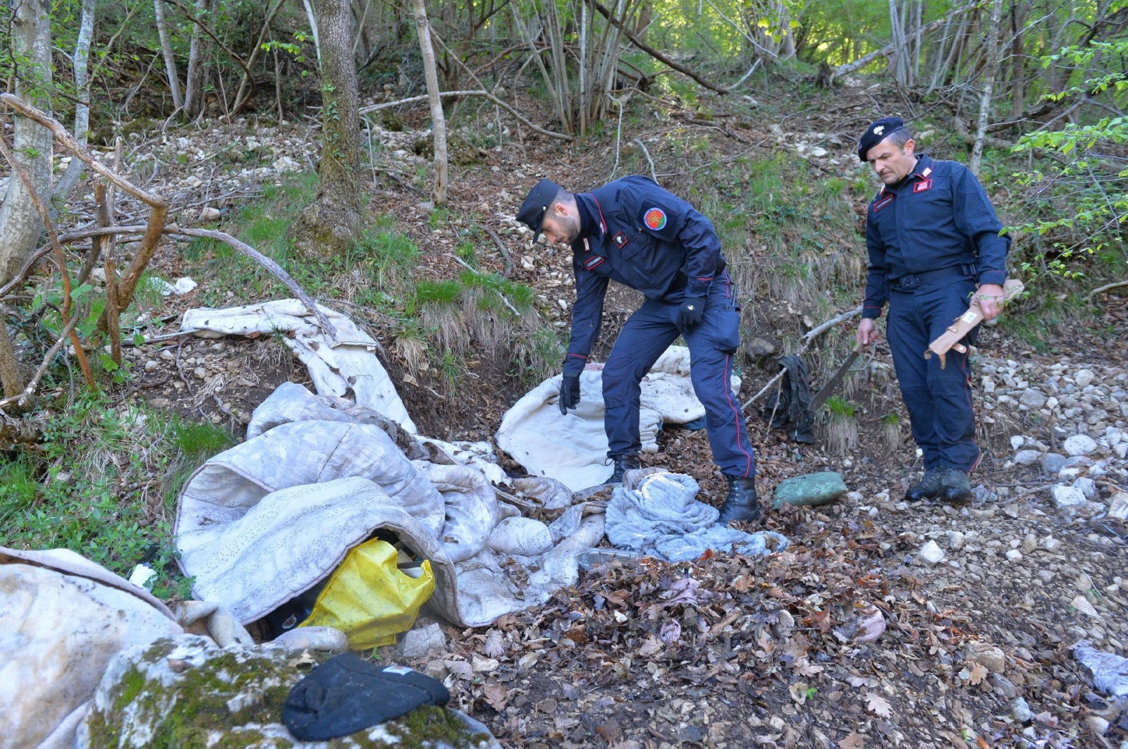 VALGANNA SAN GEMOLO OPERAZIONE ANTIBIVACCHI SPACCIATORI NEI BOSCHI, CARABINIERI COMPAGNIA LUINO, STAZIONE CUVIO E FORESTALI CUNARDO COORDINATI DAL CAPITANO ALESSANDRO VOLPINI, LUOGOTENENTE CARIOLA, MARESCIALLO CAPO SALVADORI E MARESCIALLO DI NISIO