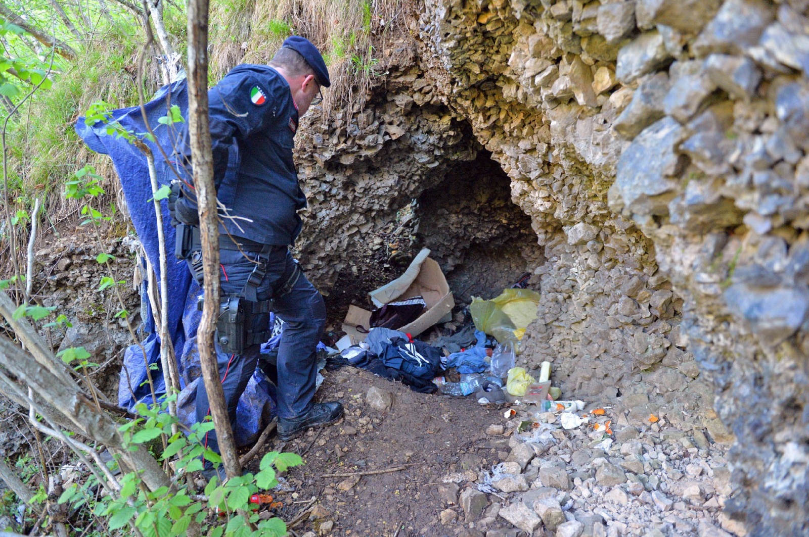 VALGANNA SAN GEMOLO OPERAZIONE ANTIBIVACCHI SPACCIATORI NEI BOSCHI, CARABINIERI COMPAGNIA LUINO, STAZIONE CUVIO E FORESTALI CUNARDO COORDINATI DAL CAPITANO ALESSANDRO VOLPINI, LUOGOTENENTE CARIOLA, MARESCIALLO CAPO SALVADORI E MARESCIALLO DI NISIO