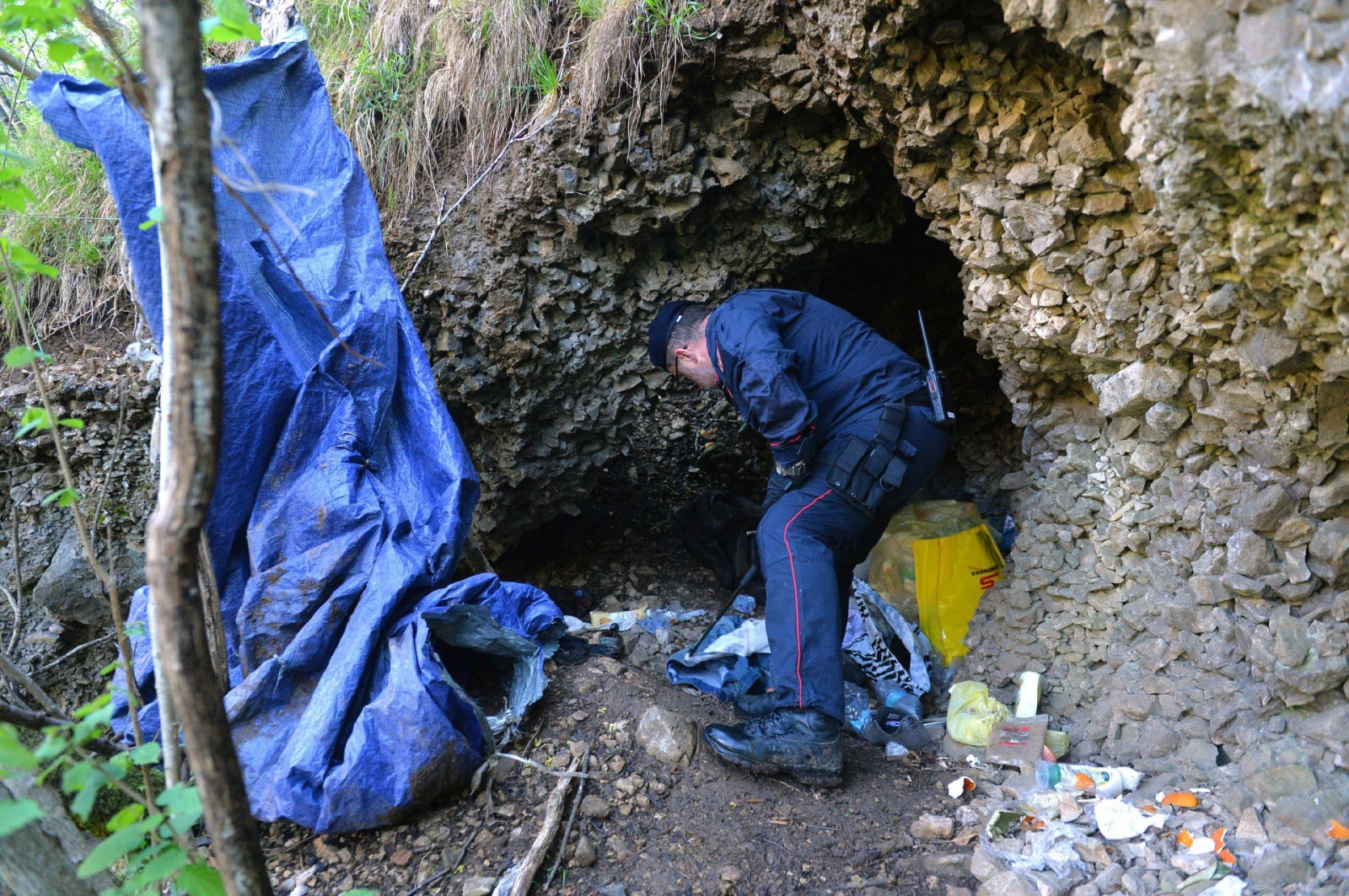 VALGANNA SAN GEMOLO OPERAZIONE ANTIBIVACCHI SPACCIATORI NEI BOSCHI, CARABINIERI COMPAGNIA LUINO, STAZIONE CUVIO E FORESTALI CUNARDO COORDINATI DAL CAPITANO ALESSANDRO VOLPINI, LUOGOTENENTE CARIOLA, MARESCIALLO CAPO SALVADORI E MARESCIALLO DI NISIO