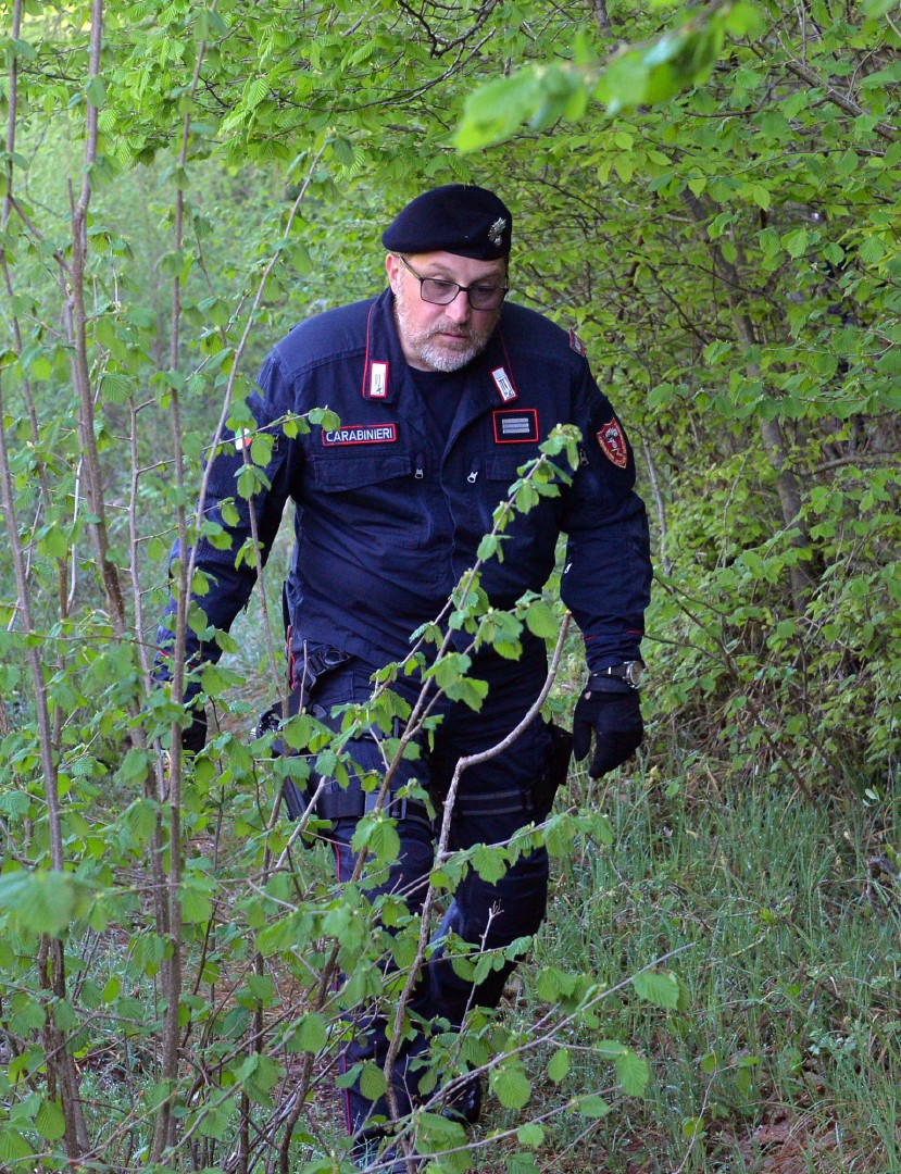 VALGANNA SAN GEMOLO OPERAZIONE ANTIBIVACCHI SPACCIATORI NEI BOSCHI, CARABINIERI COMPAGNIA LUINO, STAZIONE CUVIO E FORESTALI CUNARDO COORDINATI DAL CAPITANO ALESSANDRO VOLPINI, LUOGOTENENTE CARIOLA, MARESCIALLO CAPO SALVADORI E MARESCIALLO DI NISIO