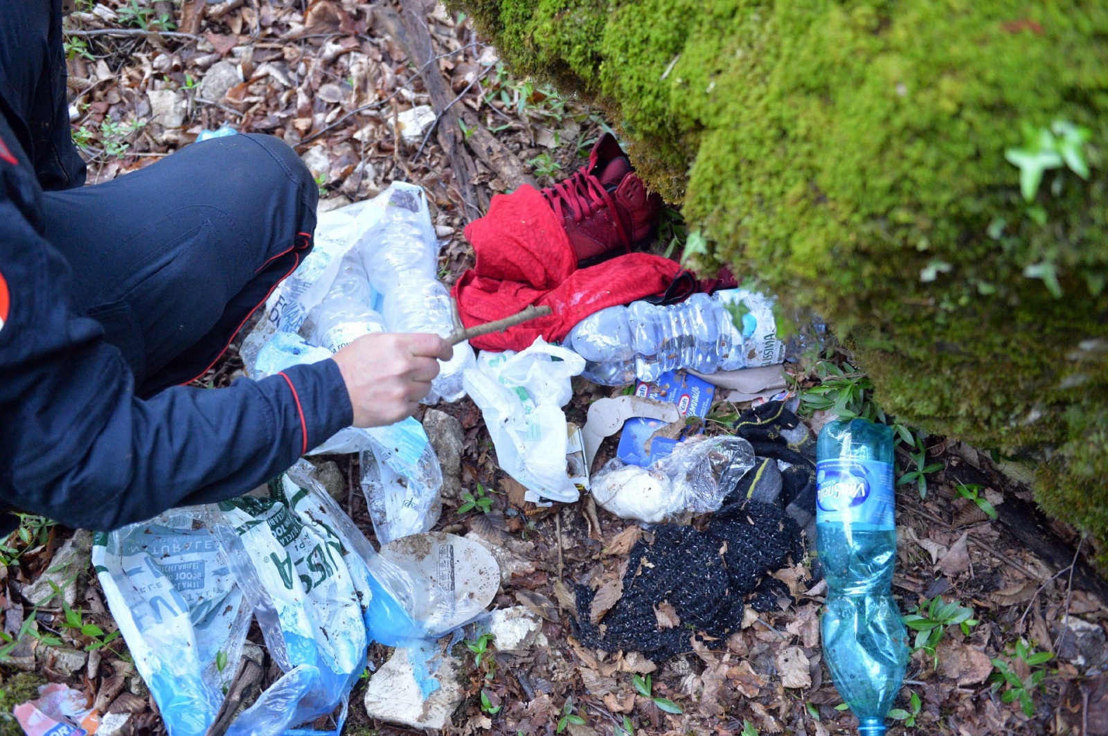 VALGANNA SAN GEMOLO OPERAZIONE ANTIBIVACCHI SPACCIATORI NEI BOSCHI, CARABINIERI COMPAGNIA LUINO, STAZIONE CUVIO E FORESTALI CUNARDO COORDINATI DAL CAPITANO ALESSANDRO VOLPINI, LUOGOTENENTE CARIOLA, MARESCIALLO CAPO SALVADORI E MARESCIALLO DI NISIO