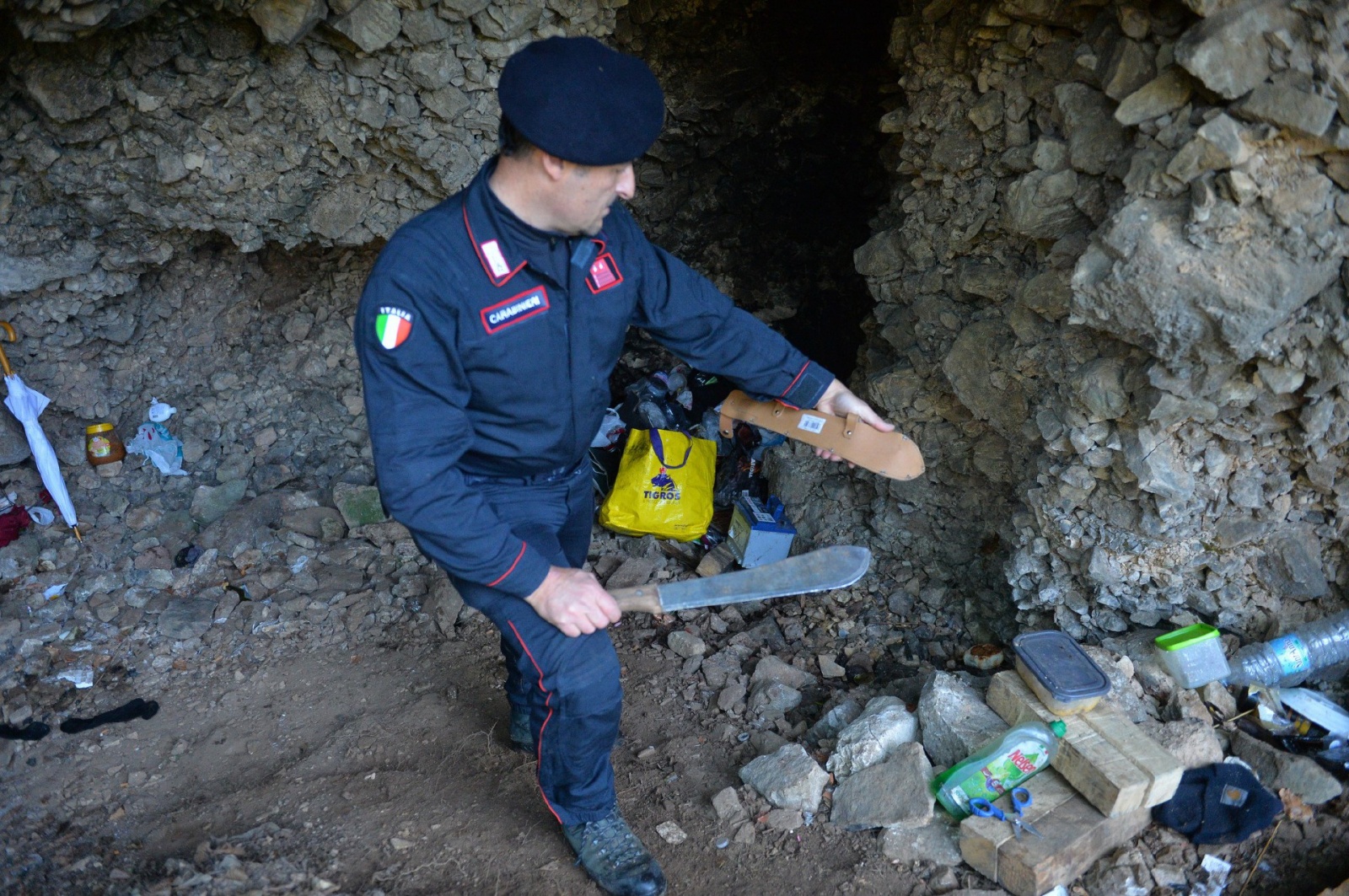 VALGANNA SAN GEMOLO OPERAZIONE ANTIBIVACCHI SPACCIATORI NEI BOSCHI, CARABINIERI COMPAGNIA LUINO, STAZIONE CUVIO E FORESTALI CUNARDO COORDINATI DAL CAPITANO ALESSANDRO VOLPINI, LUOGOTENENTE CARIOLA, MARESCIALLO CAPO SALVADORI E MARESCIALLO DI NISIO