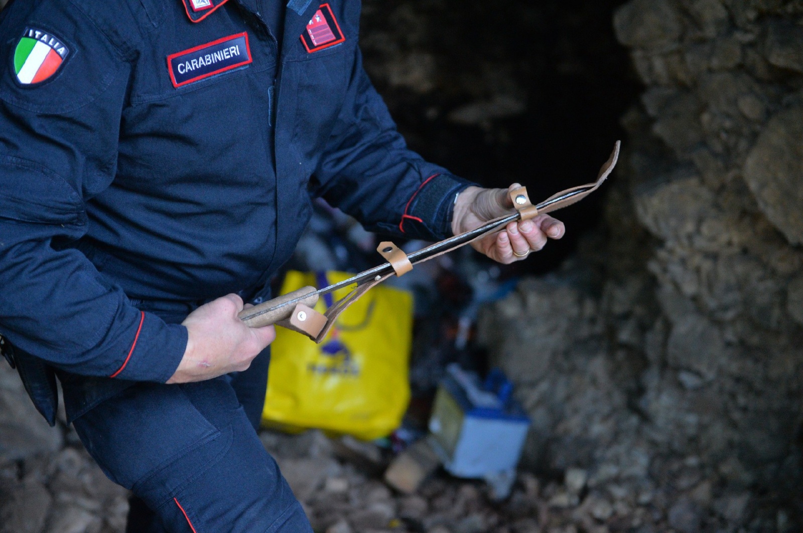 VALGANNA SAN GEMOLO OPERAZIONE ANTIBIVACCHI SPACCIATORI NEI BOSCHI, CARABINIERI COMPAGNIA LUINO, STAZIONE CUVIO E FORESTALI CUNARDO COORDINATI DAL CAPITANO ALESSANDRO VOLPINI, LUOGOTENENTE CARIOLA, MARESCIALLO CAPO SALVADORI E MARESCIALLO DI NISIO