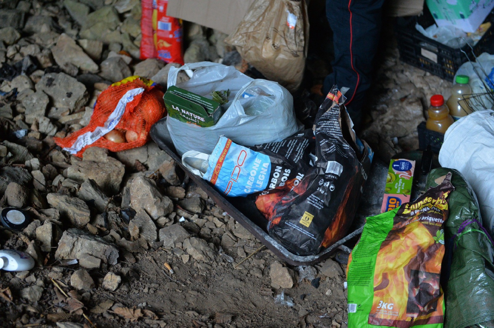 VALGANNA SAN GEMOLO OPERAZIONE ANTIBIVACCHI SPACCIATORI NEI BOSCHI, CARABINIERI COMPAGNIA LUINO, STAZIONE CUVIO E FORESTALI CUNARDO COORDINATI DAL CAPITANO ALESSANDRO VOLPINI, LUOGOTENENTE CARIOLA, MARESCIALLO CAPO SALVADORI E MARESCIALLO DI NISIO