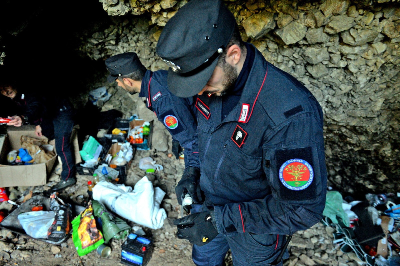 VALGANNA SAN GEMOLO OPERAZIONE ANTIBIVACCHI SPACCIATORI NEI BOSCHI, CARABINIERI COMPAGNIA LUINO, STAZIONE CUVIO E FORESTALI CUNARDO COORDINATI DAL CAPITANO ALESSANDRO VOLPINI, LUOGOTENENTE CARIOLA, MARESCIALLO CAPO SALVADORI E MARESCIALLO DI NISIO