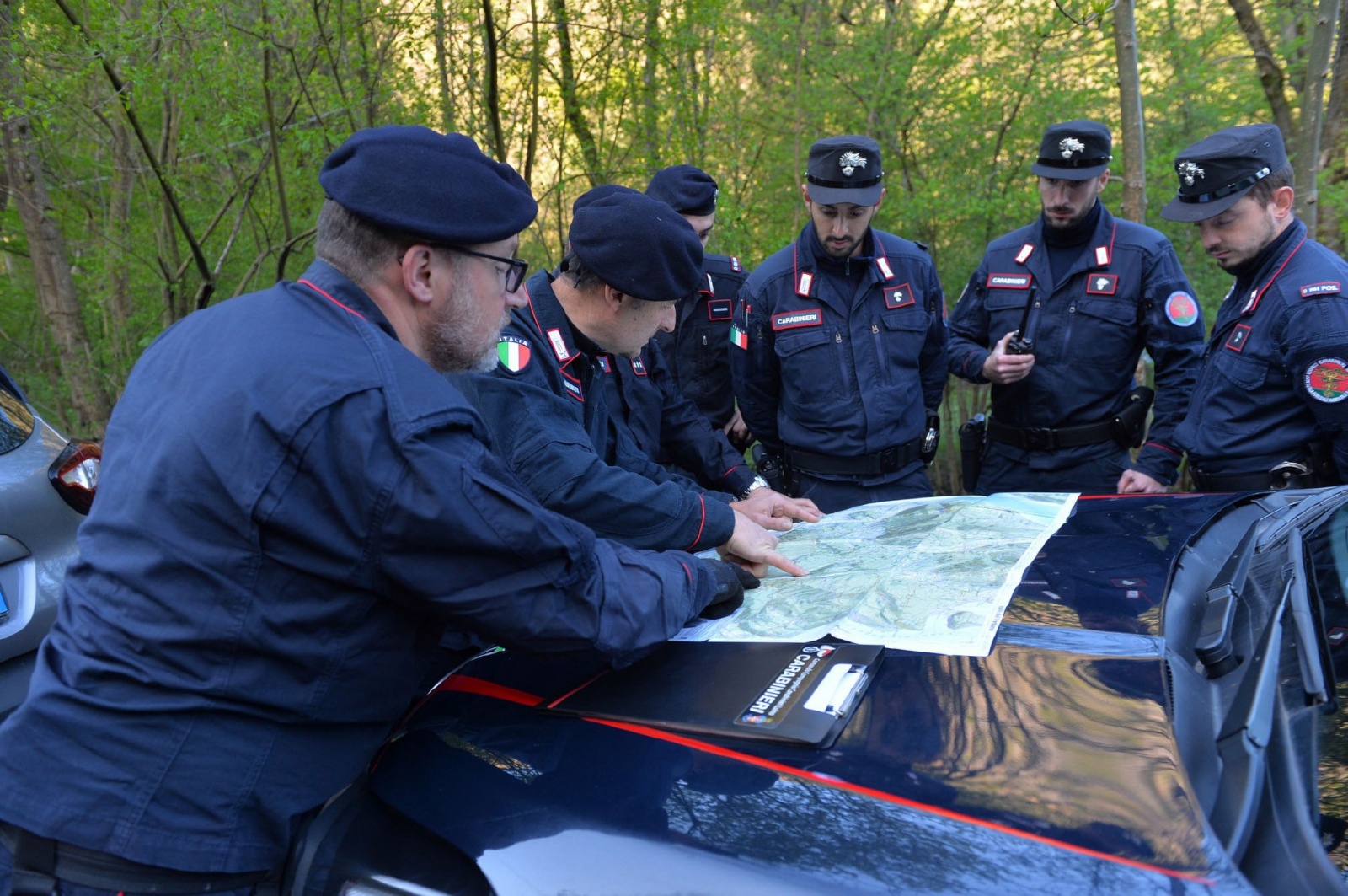 VALGANNA SAN GEMOLO OPERAZIONE ANTIBIVACCHI SPACCIATORI NEI BOSCHI, CARABINIERI COMPAGNIA LUINO, STAZIONE CUVIO E FORESTALI CUNARDO COORDINATI DAL CAPITANO ALESSANDRO VOLPINI, LUOGOTENENTE CARIOLA, MARESCIALLO CAPO SALVADORI E MARESCIALLO DI NISIO