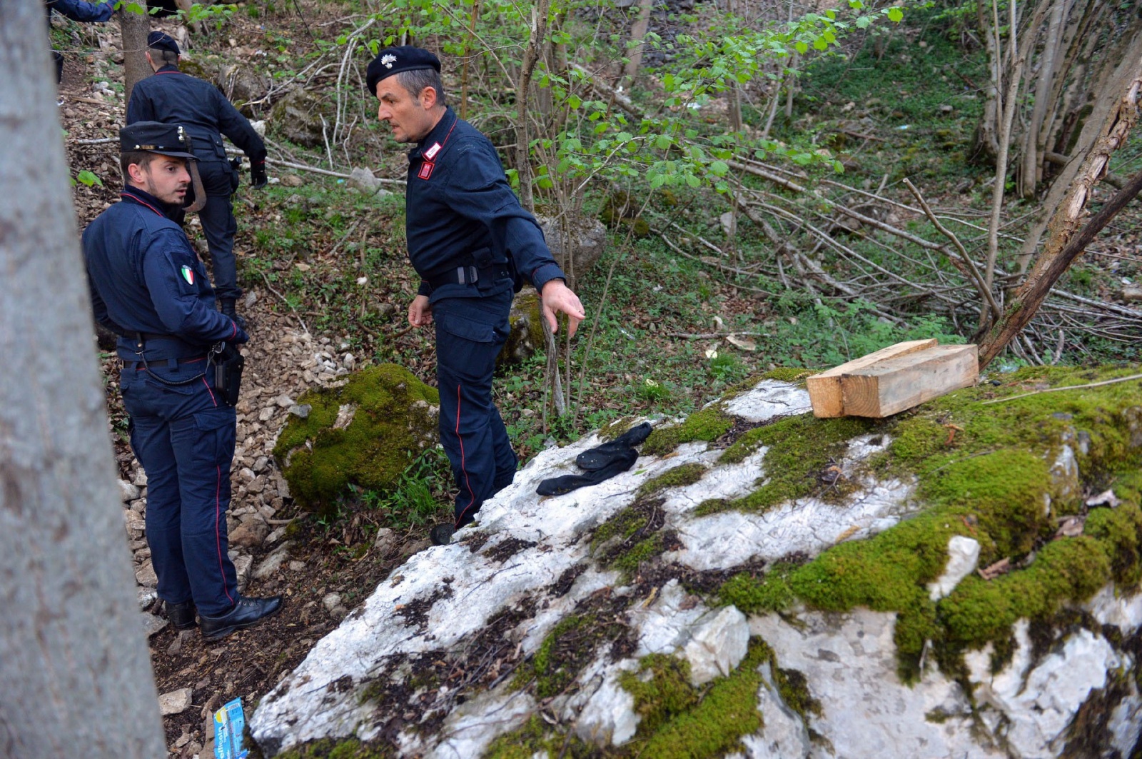 VALGANNA SAN GEMOLO OPERAZIONE ANTIBIVACCHI SPACCIATORI NEI BOSCHI, CARABINIERI COMPAGNIA LUINO, STAZIONE CUVIO E FORESTALI CUNARDO COORDINATI DAL CAPITANO ALESSANDRO VOLPINI, LUOGOTENENTE CARIOLA, MARESCIALLO CAPO SALVADORI E MARESCIALLO DI NISIO