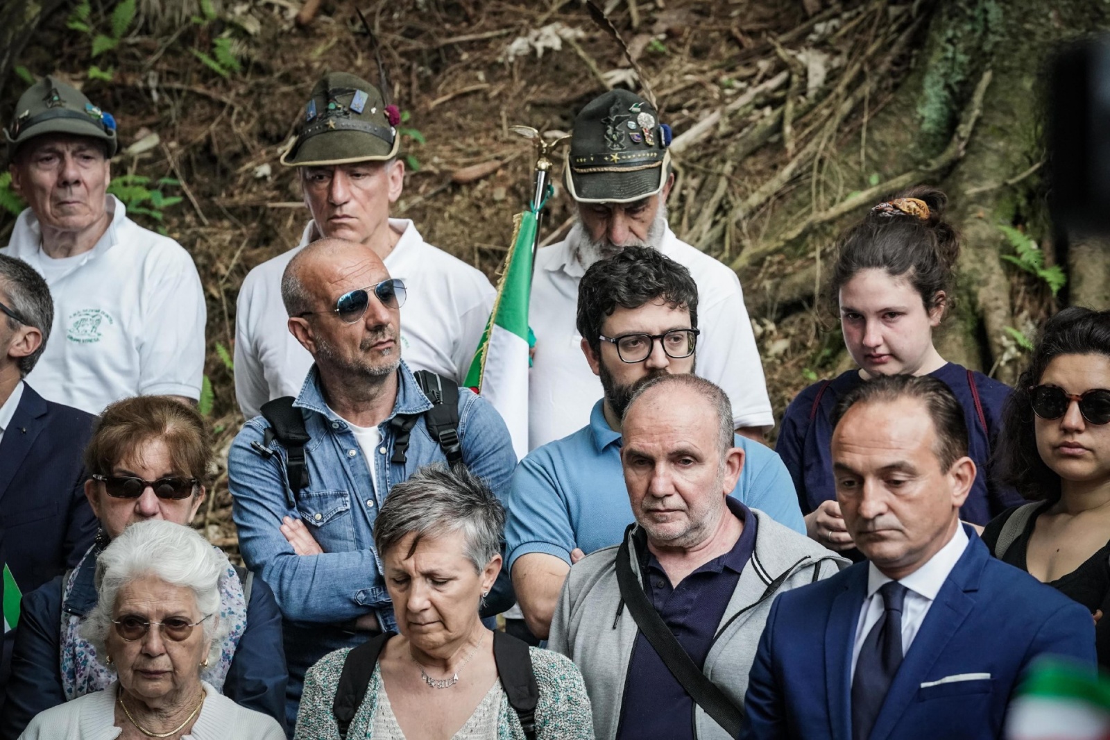 Il presidente della Regione Piemonte Alberto Cirio all'inaugurazione, con i famigliari , del ceppo in ricordo delle vittime strage della funivia del Mottarone ad un anno dell'accaduto nel punto. Verbania 23 maggio 2022 ANSA/TINO ROMANO