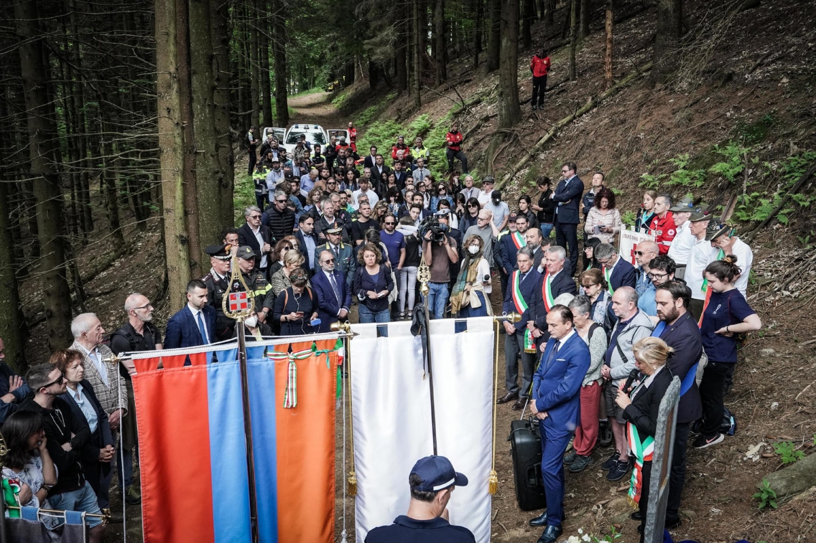 Il presidente della Regione Piemonte Alberto Cirio all'inaugurazione, con i famigliari , del ceppo in ricordo delle vittime strage della funivia del Mottarone ad un anno dell'accaduto nel punto. Verbania 23 maggio 2022 ANSA/TINO ROMANO