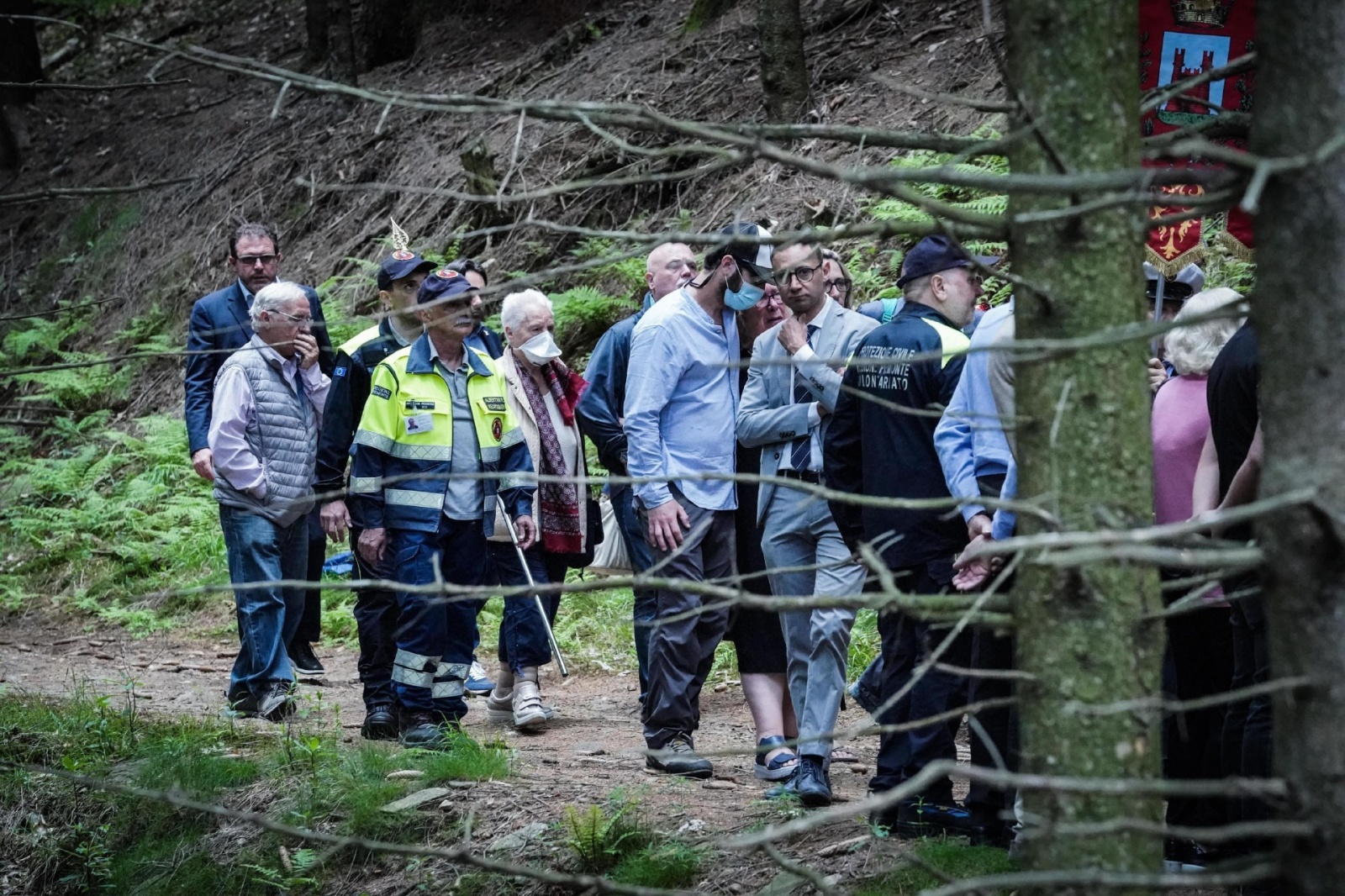 Inaugurazione, con i famigliari , del ceppo in ricordo delle vittime strage della funivia del Mottarone ad un anno dell'accaduto nel punto. Verbania 23 maggio 2022 ANSA/TINO ROMANO