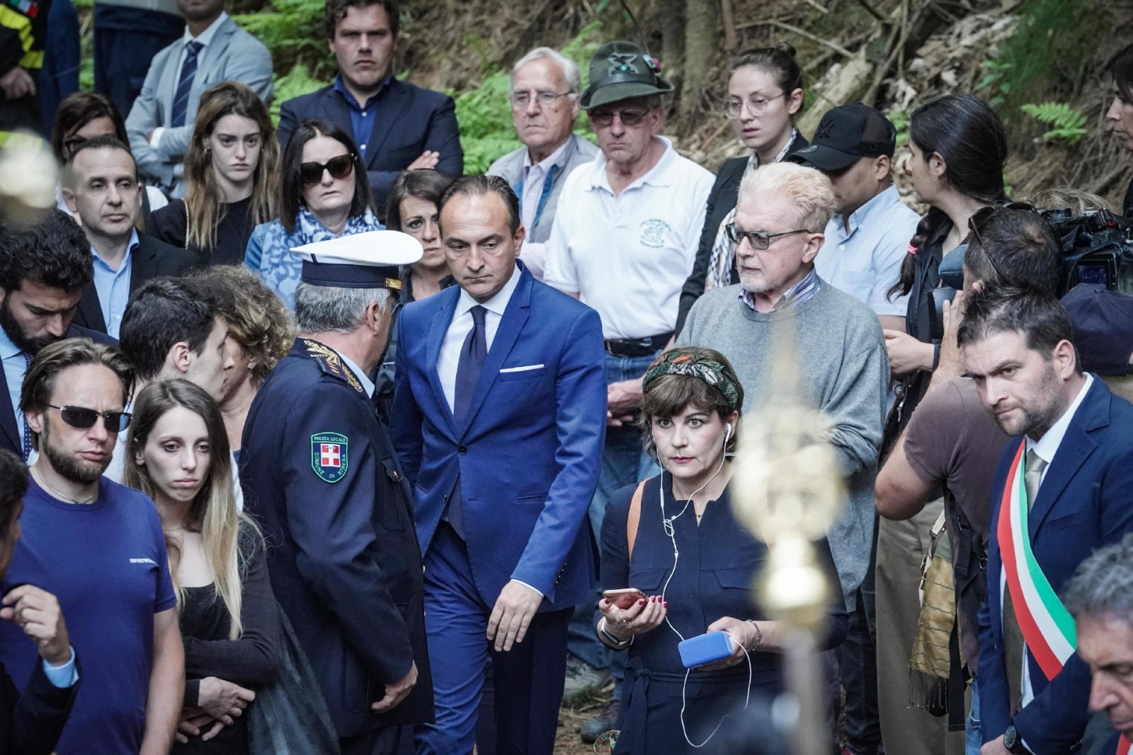 Il presidente della Regione Piemonte Alberto Cirio all'inaugurazione, con i famigliari , del ceppo in ricordo delle vittime strage della funivia del Mottarone ad un anno dell'accaduto nel punto. Verbania 23 maggio 2022 ANSA/TINO ROMANO