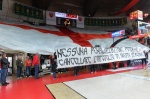 VARESE. BASKET LBA. OPENJOBMETIS VARESE-GIVOVA SCAFATI NELLA FOTO STRISCIONE E BANDIERONE DELLA CURVA