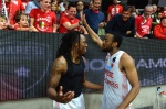 VARESE. BASKET LBA. OPENJOBMETIS VARESE-GIVOVA SCAFATI NELLA FOTO BROWN COI TIFOSI E JOHNSON