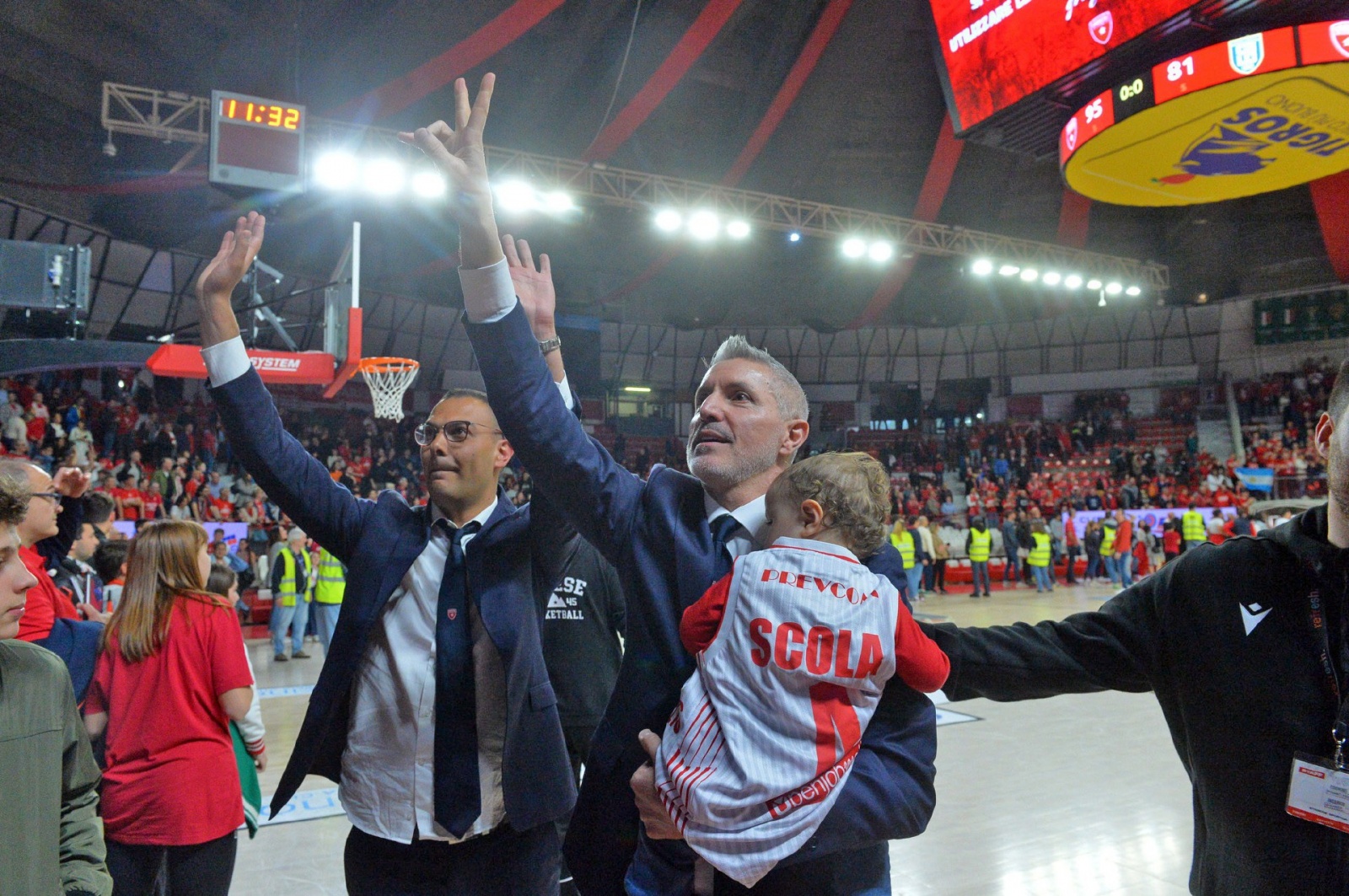 VARESE. BASKET LBA. OPENJOBMETIS VARESE-GIVOVA SCAFATI NELLA FOTO JEMOLI E ARCIERI SALUTANO I TIFOSI