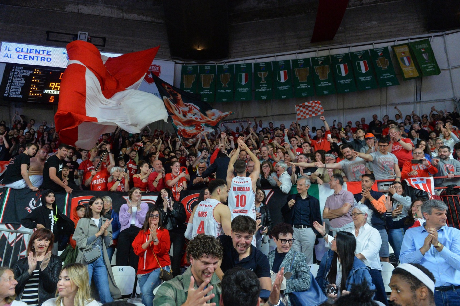 VARESE. BASKET LBA. OPENJOBMETIS VARESE-GIVOVA SCAFATI NELLA FOTO ROSS E DE NICOLAO IN CURVA