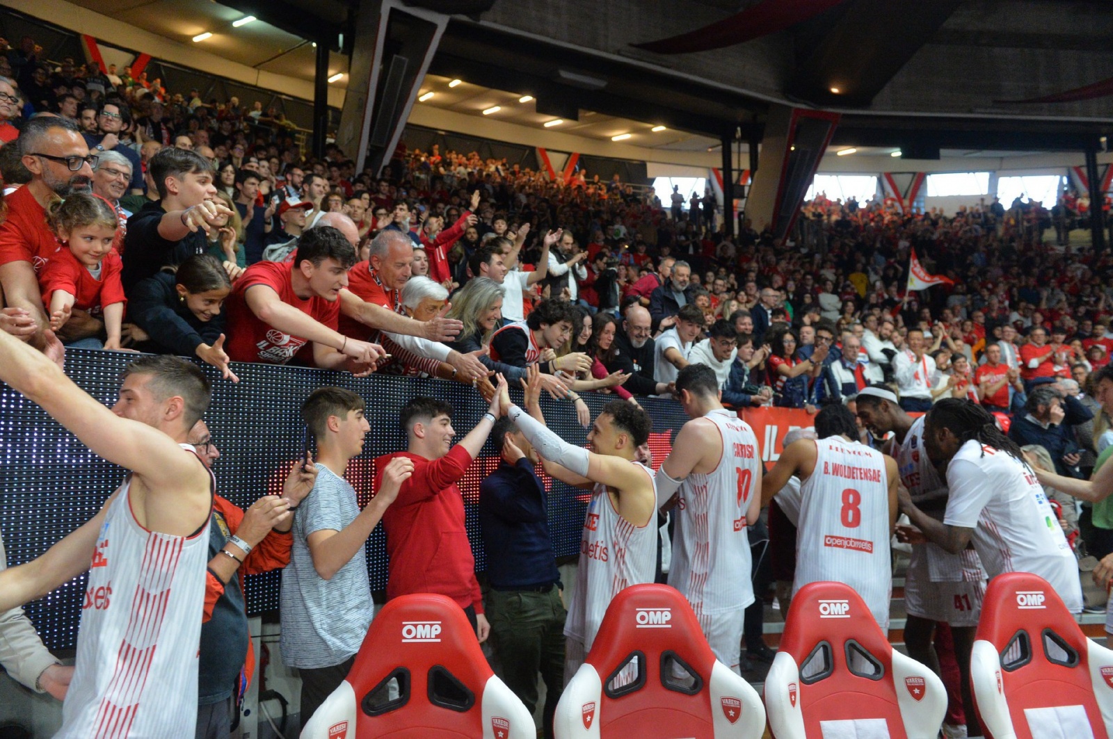 VARESE. BASKET LBA. OPENJOBMETIS VARESE-GIVOVA SCAFATI NELLA FOTO GIOCATORI SALUTANO I TIFOSI