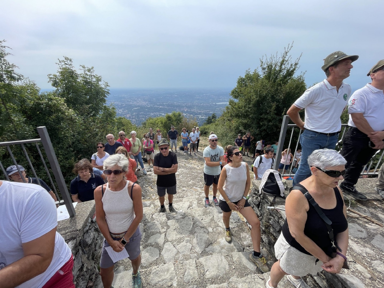 CAMPO DEI FIORI. FESTA DELLA MONTAGNA 2024, FERRAGOSTO CON GLI ALPINI DELLÕASSOCIAZIONE DI VARESE AL GRAND HOTEL. MESSA ALLE TRE CROCI E PRANZO