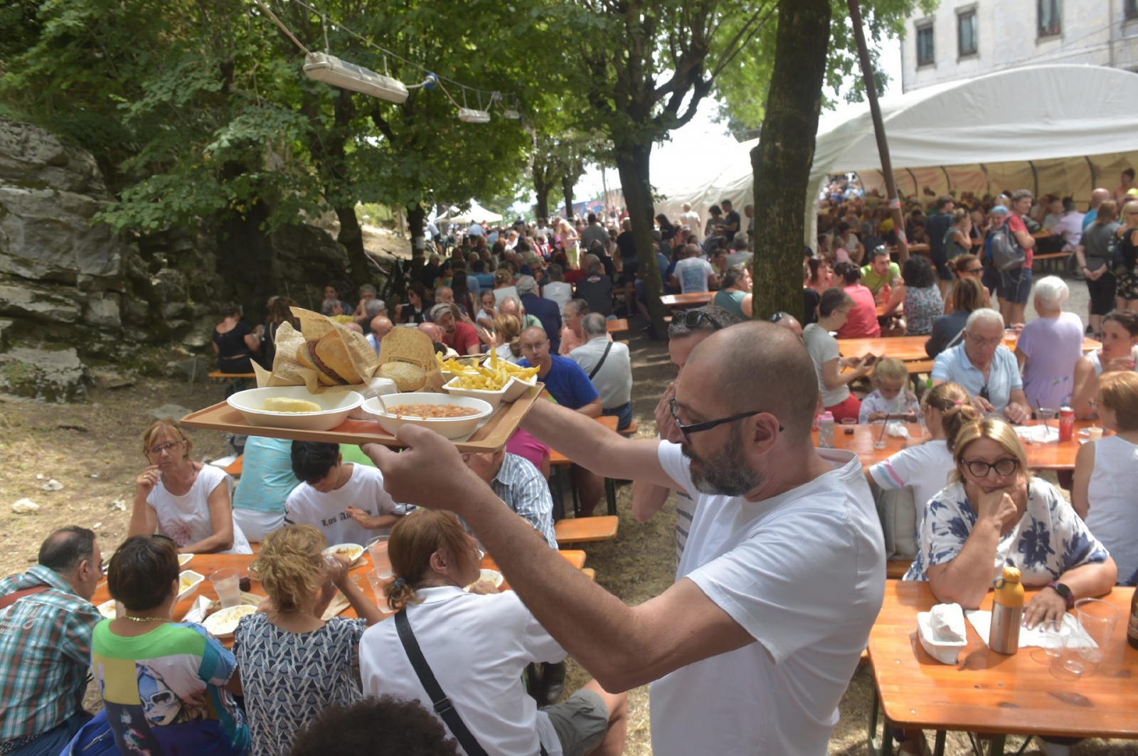 CAMPO DEI FIORI. FESTA DELLA MONTAGNA 2024, FERRAGOSTO CON GLI ALPINI DELLÕASSOCIAZIONE DI VARESE AL GRAND HOTEL. MESSA ALLE TRE CROCI E PRANZO