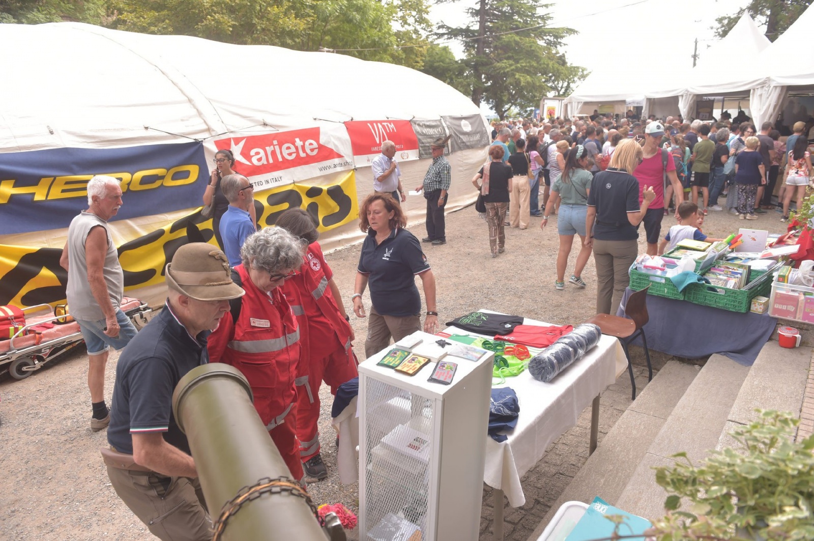 CAMPO DEI FIORI. FESTA DELLA MONTAGNA 2024, FERRAGOSTO CON GLI ALPINI DELLÕASSOCIAZIONE DI VARESE AL GRAND HOTEL. MESSA ALLE TRE CROCI E PRANZO