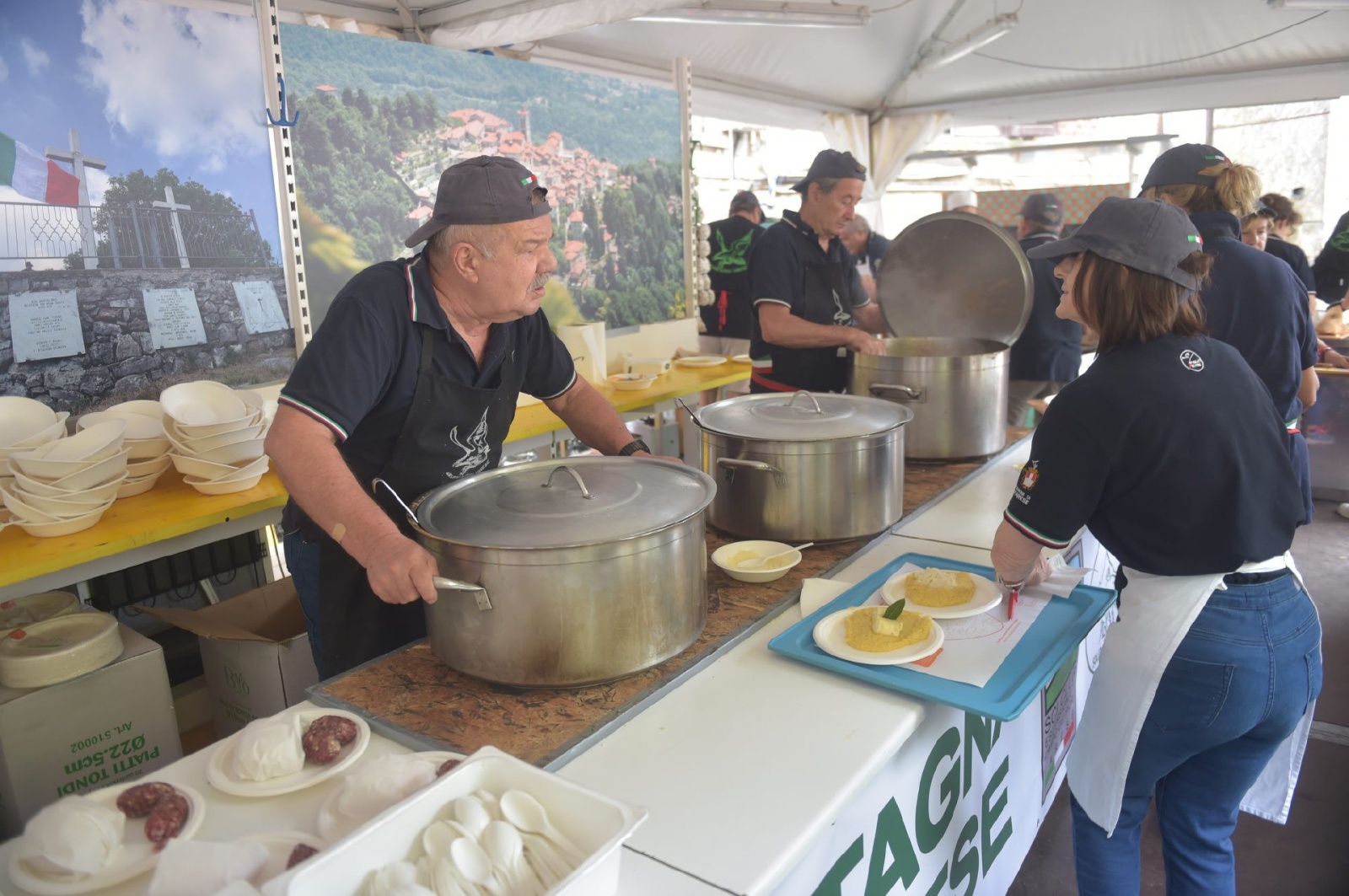 CAMPO DEI FIORI. FESTA DELLA MONTAGNA 2024, FERRAGOSTO CON GLI ALPINI DELLÕASSOCIAZIONE DI VARESE AL GRAND HOTEL. MESSA ALLE TRE CROCI E PRANZO