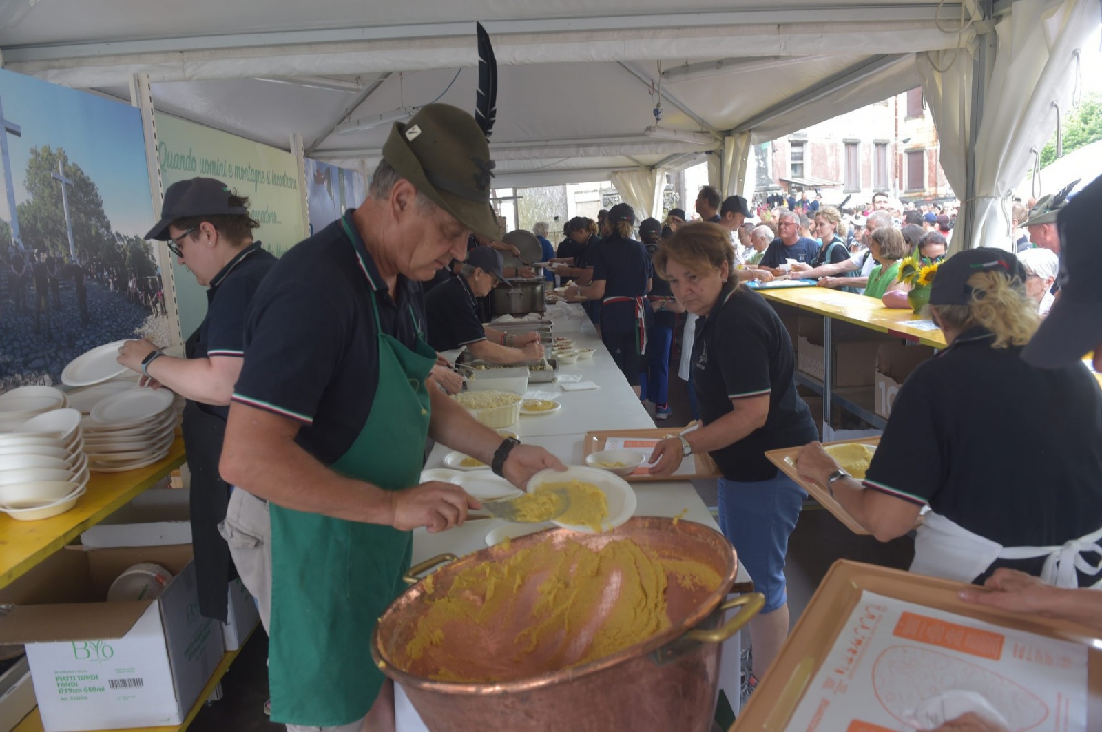 CAMPO DEI FIORI. FESTA DELLA MONTAGNA 2024, FERRAGOSTO CON GLI ALPINI DELLÕASSOCIAZIONE DI VARESE AL GRAND HOTEL. MESSA ALLE TRE CROCI E PRANZO