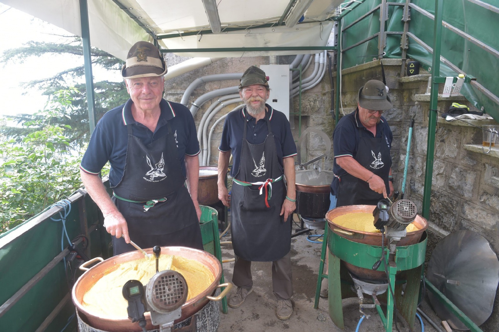 CAMPO DEI FIORI. FESTA DELLA MONTAGNA 2024, FERRAGOSTO CON GLI ALPINI DELLÕASSOCIAZIONE DI VARESE AL GRAND HOTEL. MESSA ALLE TRE CROCI E PRANZO