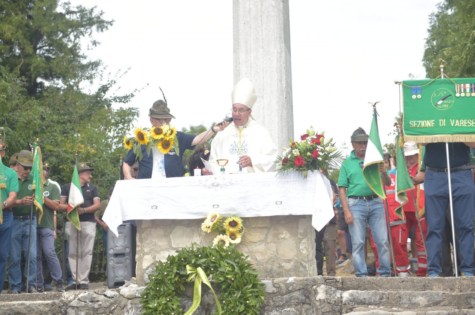 CAMPO DEI FIORI. FESTA DELLA MONTAGNA 2024, FERRAGOSTO CON GLI ALPINI DELLÕASSOCIAZIONE DI VARESE AL GRAND HOTEL. MESSA ALLE TRE CROCI E PRANZO