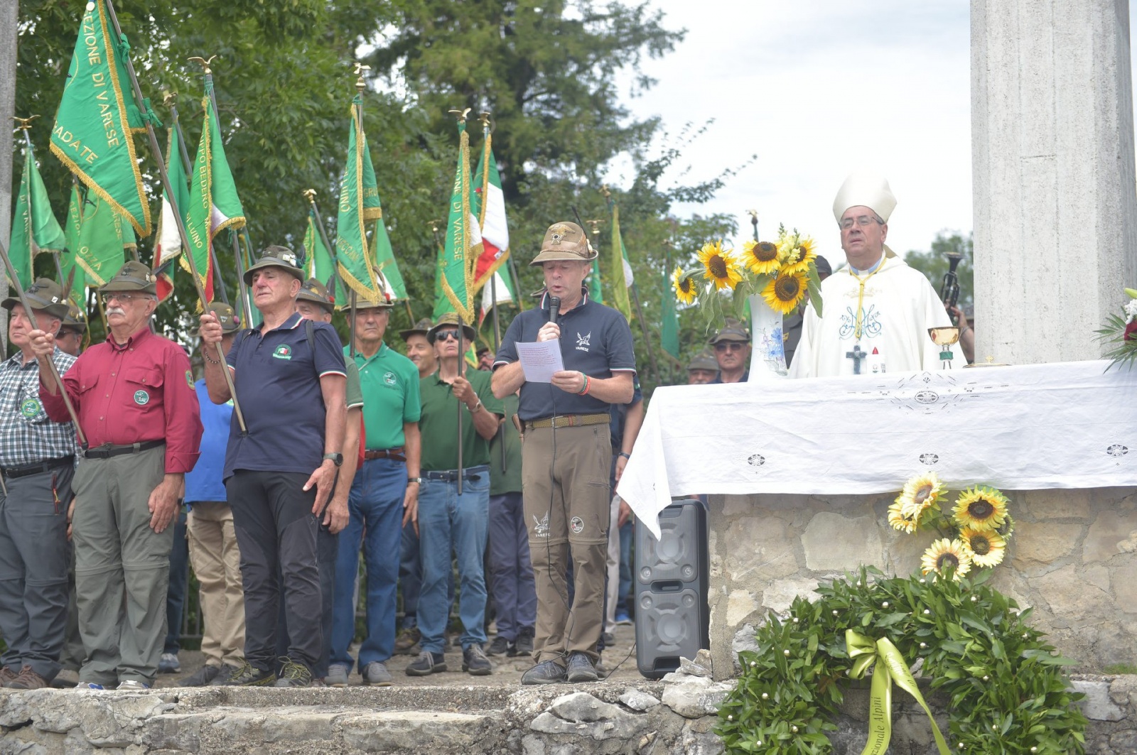 CAMPO DEI FIORI. FESTA DELLA MONTAGNA 2024, FERRAGOSTO CON GLI ALPINI DELLÕASSOCIAZIONE DI VARESE AL GRAND HOTEL. MESSA ALLE TRE CROCI E PRANZO