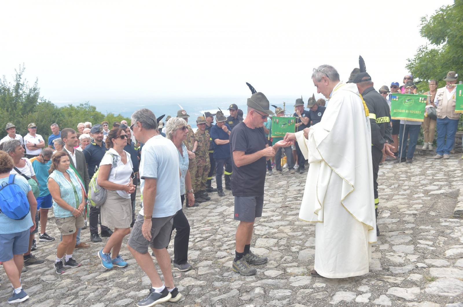 CAMPO DEI FIORI. FESTA DELLA MONTAGNA 2024, FERRAGOSTO CON GLI ALPINI DELLÕASSOCIAZIONE DI VARESE AL GRAND HOTEL. MESSA ALLE TRE CROCI E PRANZO