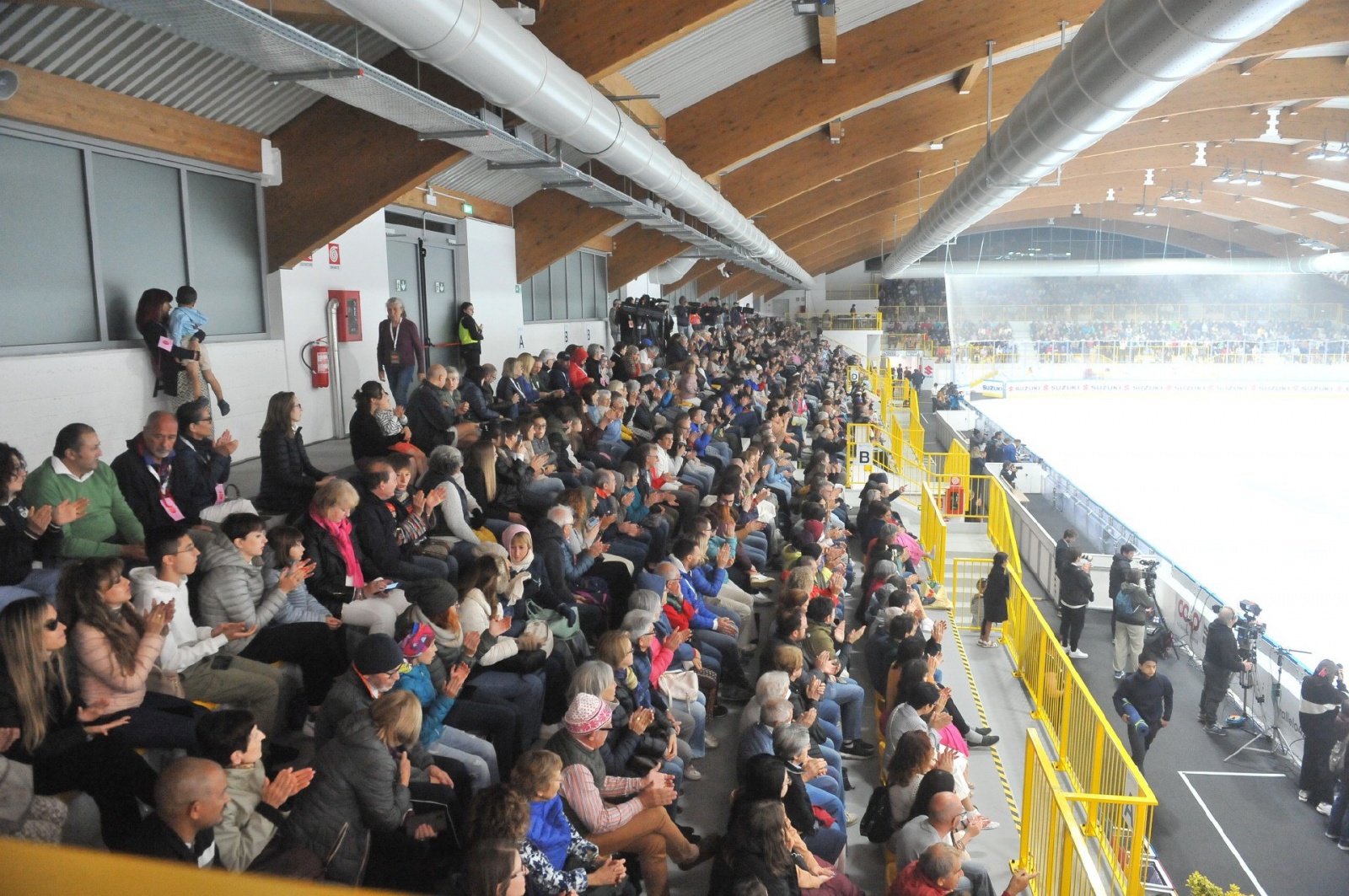 VARESE. JAPANESE DREAM ICE GALA CON CAROLINA KOSTNER E LA NAZIONALE GIAPPONESE ALLÕACINQUE ICE ARENA