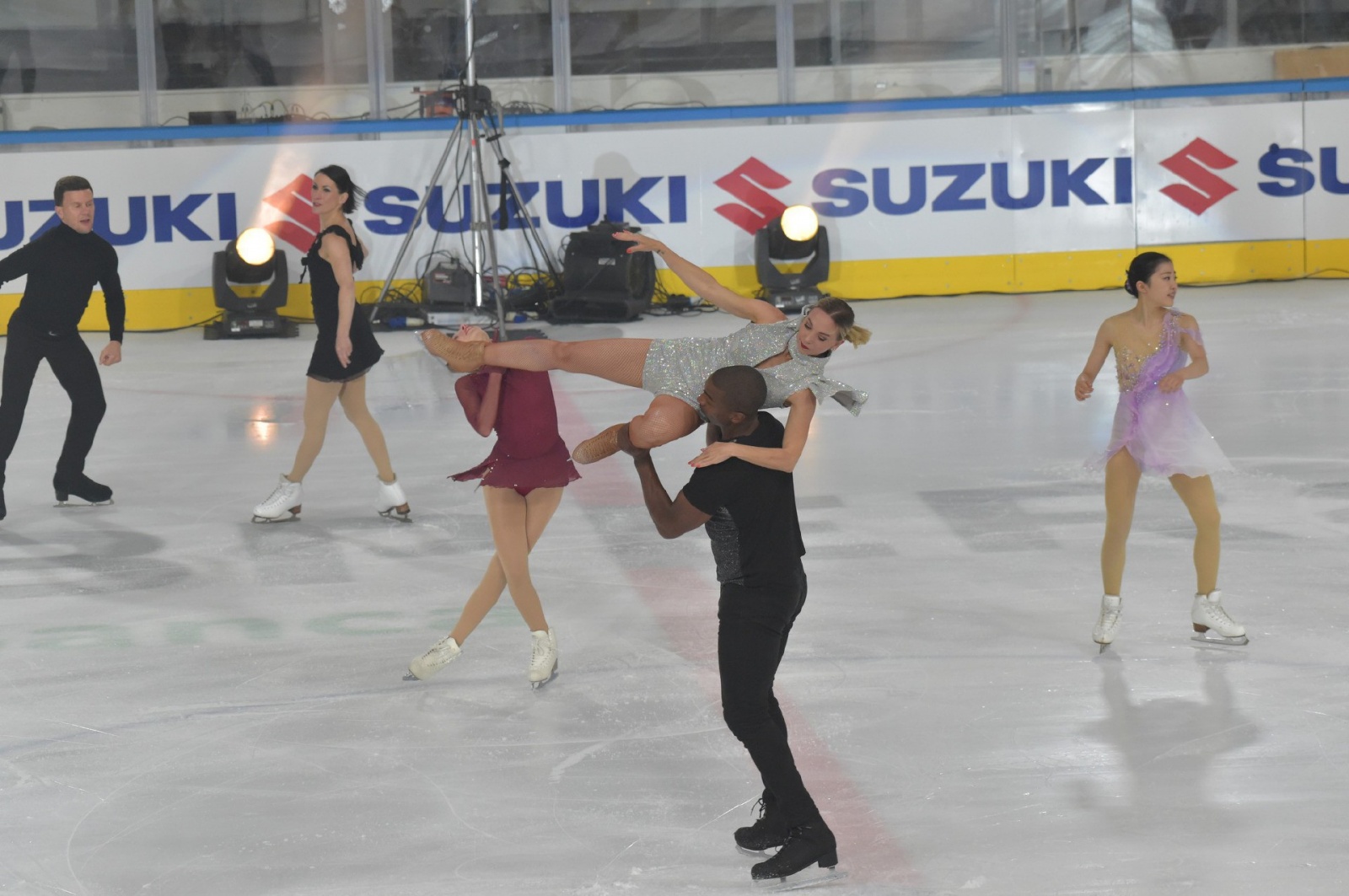 VARESE. JAPANESE DREAM ICE GALA CON CAROLINA KOSTNER E LA NAZIONALE GIAPPONESE ALLÕACINQUE ICE ARENA