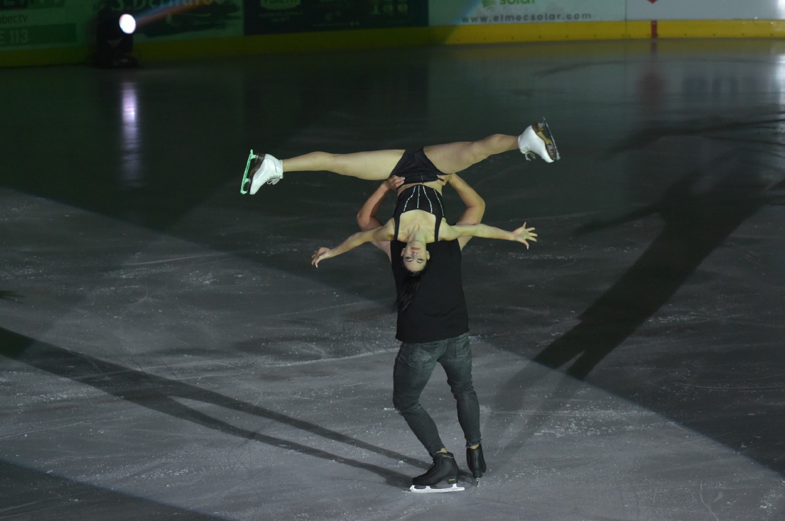 VARESE. JAPANESE DREAM ICE GALA CON CAROLINA KOSTNER E LA NAZIONALE GIAPPONESE ALLÕACINQUE ICE ARENA