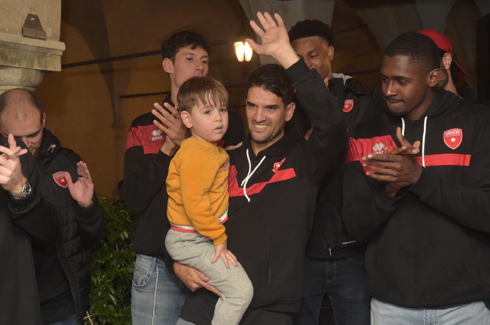 VARESE. PRESENTAZIONE OPENJOBMETIS PALLACANESTRO VARESE 2024 2025 AI TIFOSI AL CAFFEÕ BROLETTO NELLA FOTO COACH HERMAN MANDOLE CON FIGLIO