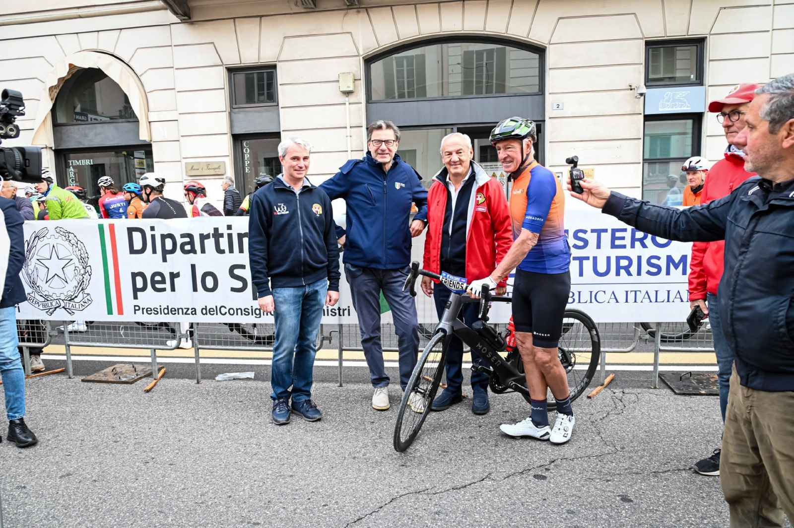 GRAN FONDO E MEDIO FONDO PARTENZE E VILLAGE NELLA FOTO MINISTRO GIORGETTI GALIMBERTI E OLDANI