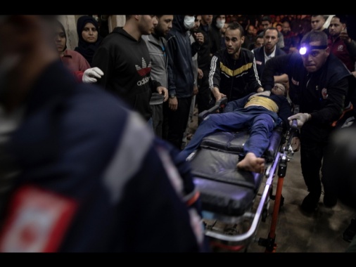 Gaza, media: 16 morti e 50 feriti in nuovi raid di Israele