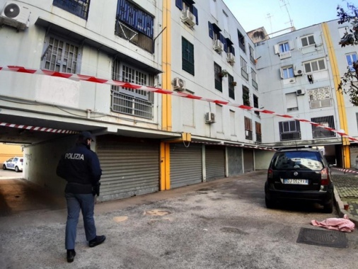 Killer entrano in casa, lui scappa ma cade dal balcone e muore