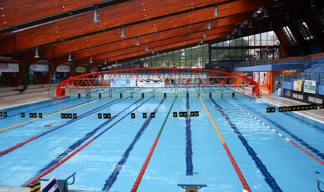 Busto Arsizio, dieci bambini soccorsi in piscina