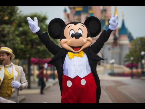 Topolino e Pluto vogliono il sindacato a Disneyland
