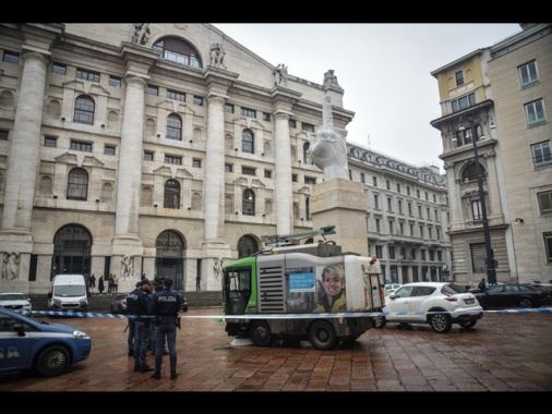 Borsa: Milano apre in rialzo, +0,11%