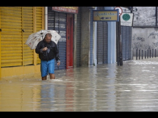 In Brasile danni e un morto sulla costa paulista per le piogge