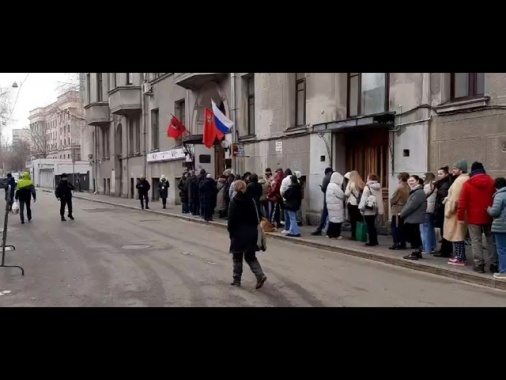 Lunghe file alle 12 in alcuni seggi elettorali a Mosca