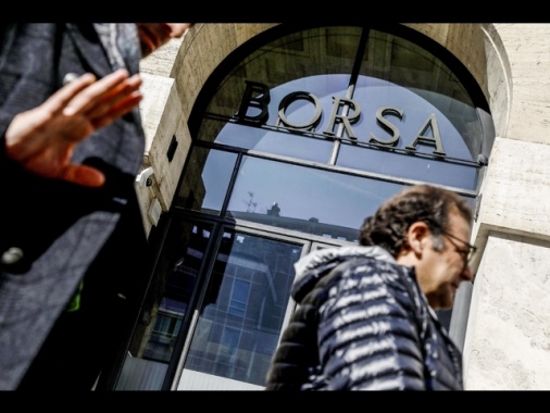 Borsa: Milano apre in rialzo, +0,19%