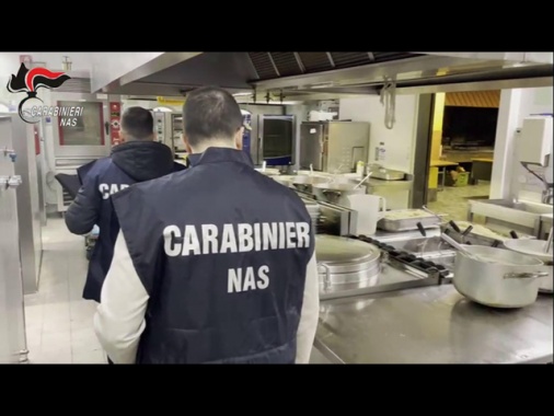 Pezzi di vetro nel pane a scuola a Milano, indaga la Procura