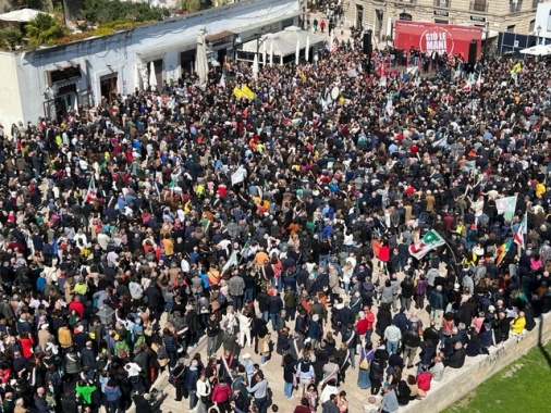 Migliaia in piazza a Bari per esprimere solidarietà a Decaro