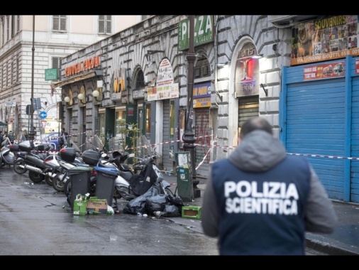 Spari in strada a Roma, uomo gambizzato