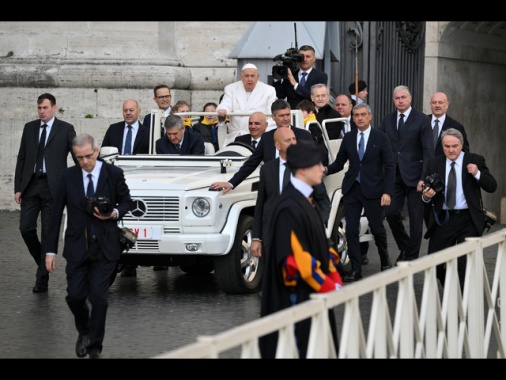 Il Papa, giro in 'papamobile' in piazza al termine messa